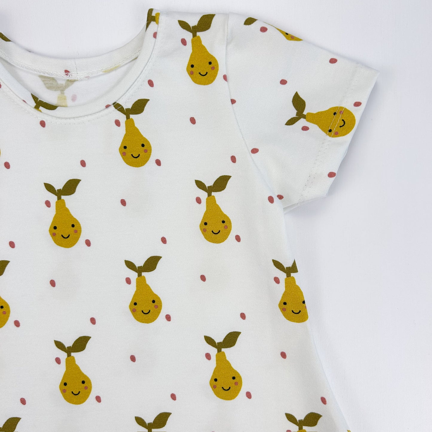 Fruchtzauber – Sommerkleid mit süßem Birnenprint