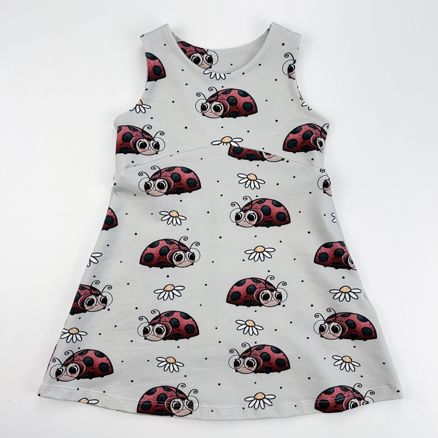 Käferzauber – Kinderkleid mit süßem Marienkäferprint & verspieltem Blütendesign