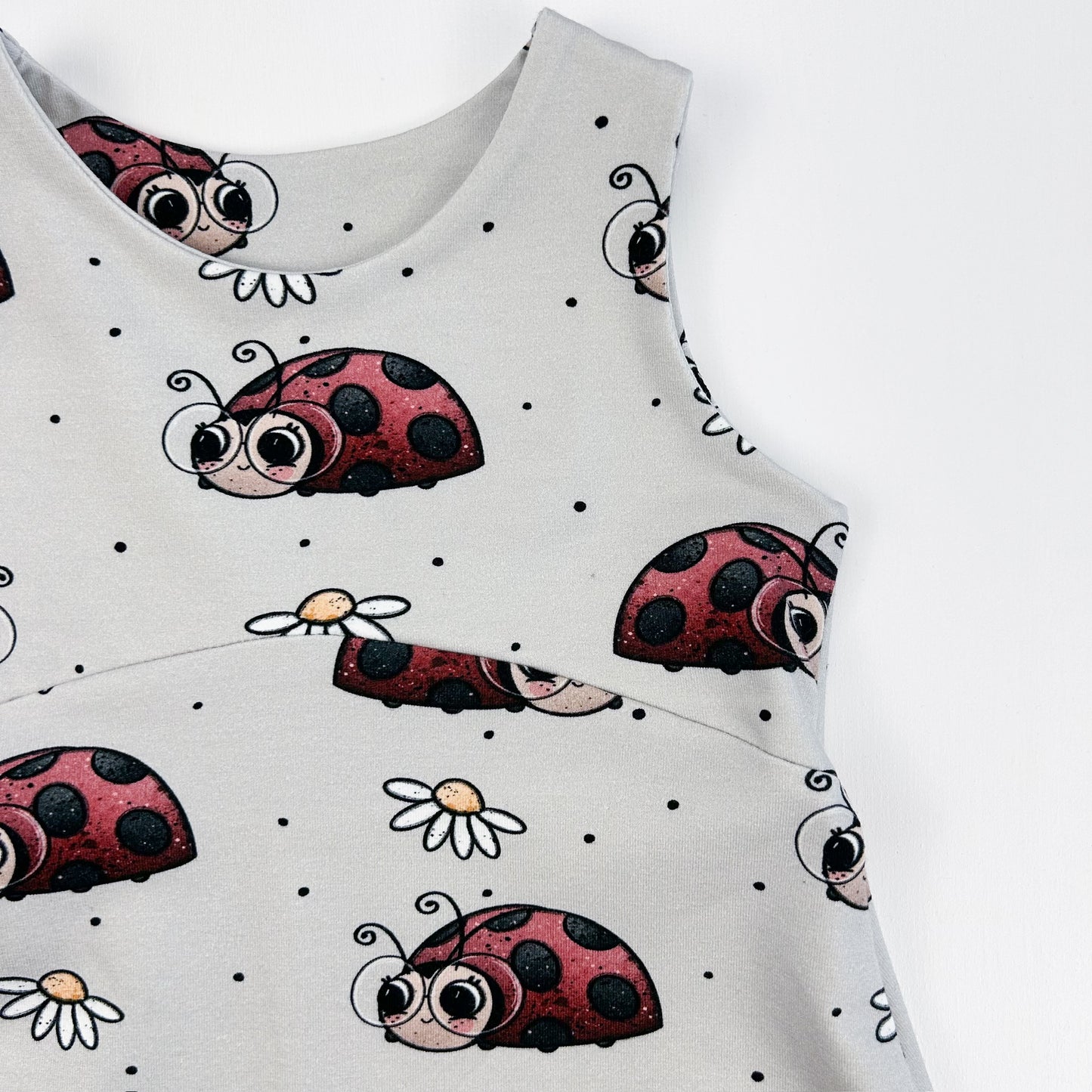 Käferzauber – Kinderkleid mit süßem Marienkäferprint & verspieltem Blütendesign