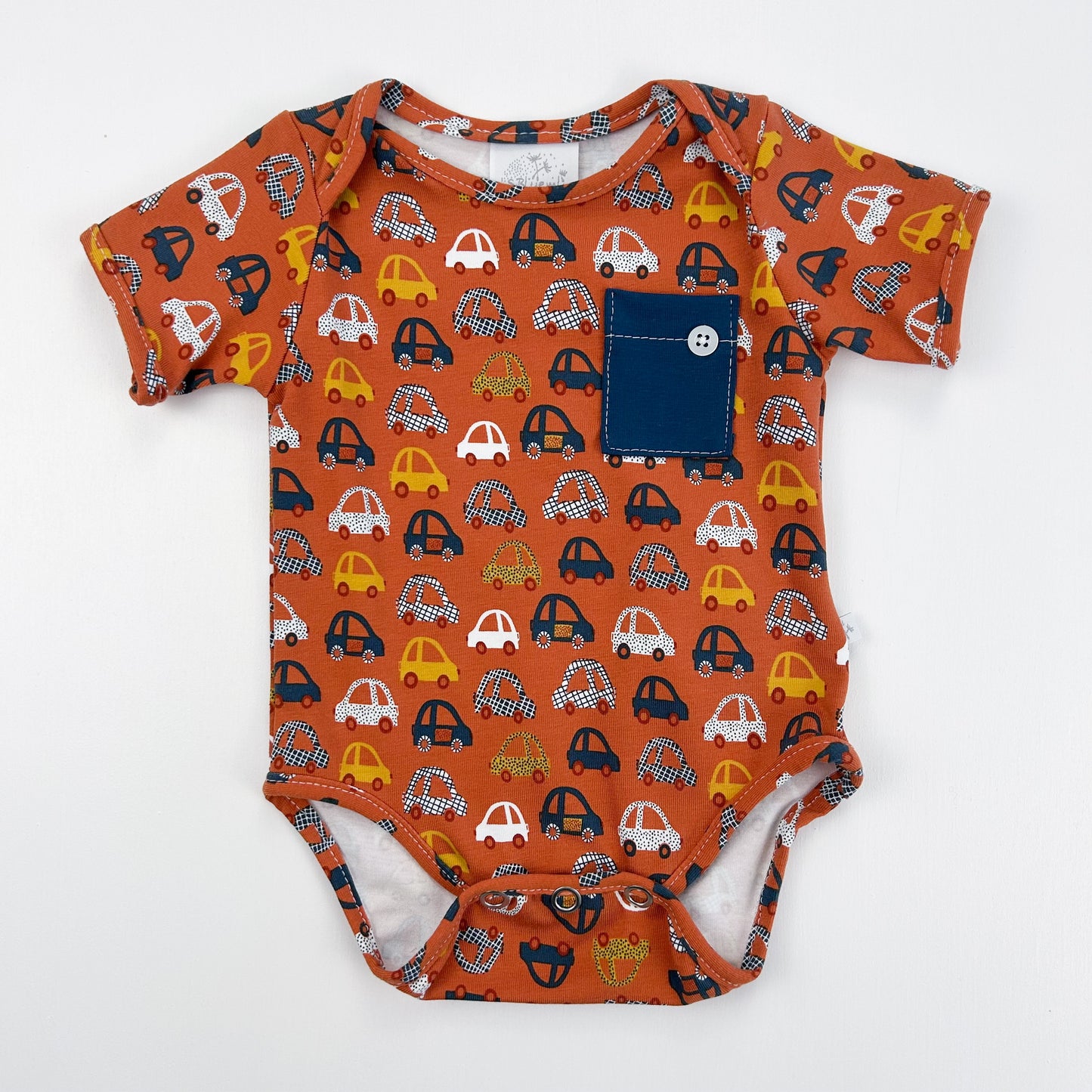 Kleine Flitzer – Babybody mit fröhlichem Auto-Print