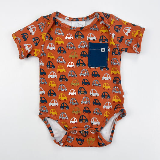 Kleine Flitzer – Babybody mit fröhlichem Auto-Print