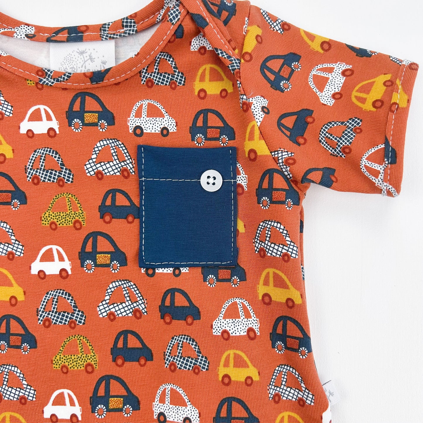 Kleine Flitzer – Babybody mit fröhlichem Auto-Print