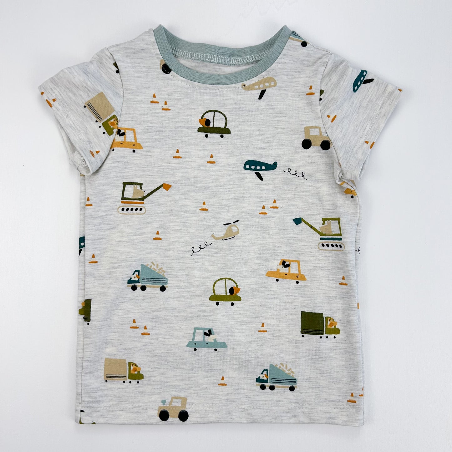 Abenteuerzeit – Kinder-Shirt mit Fahrzeugprint & Entdecker-Motiven