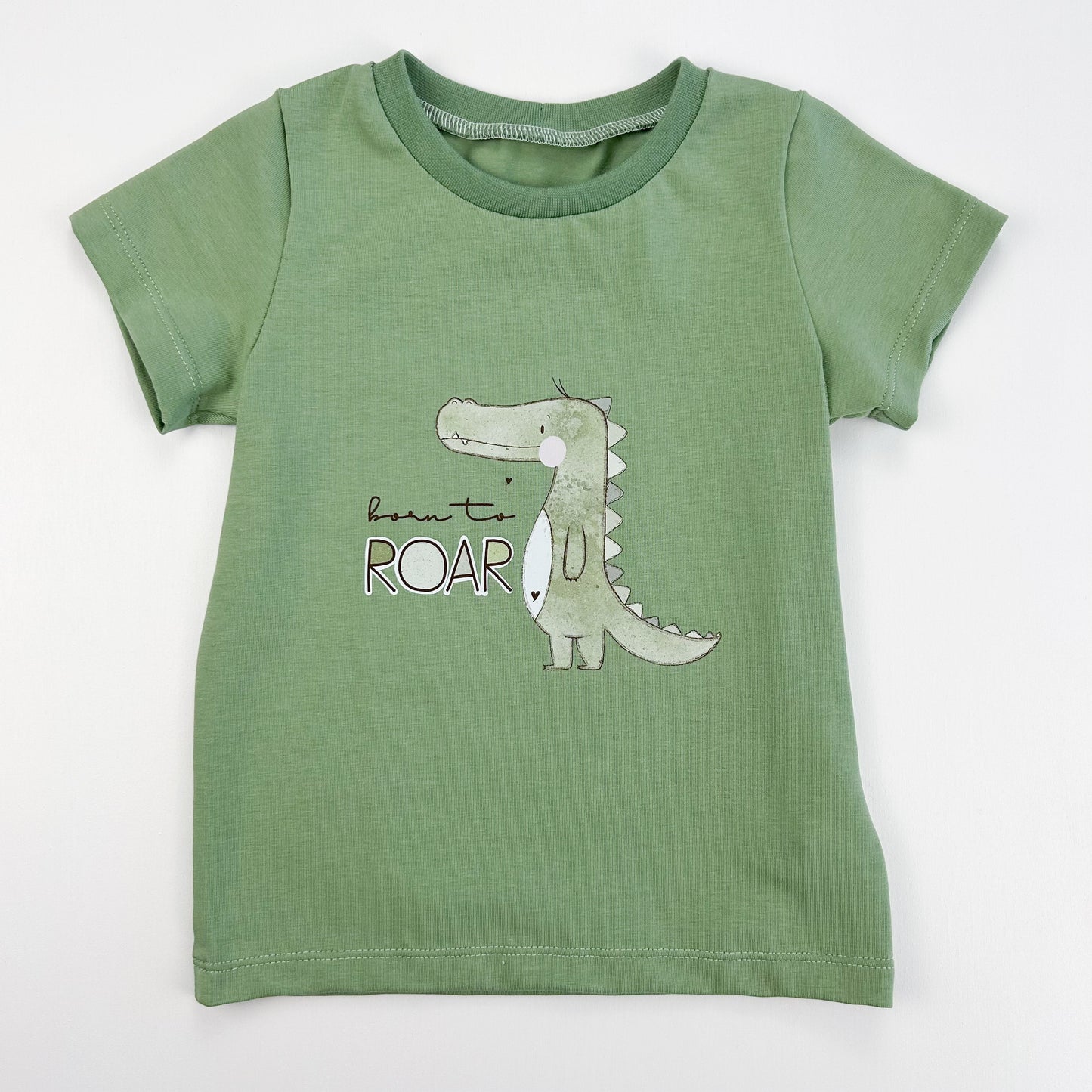 Dinosaurier – Kinder-Shirt mit Dino-Print „Born to Roar“