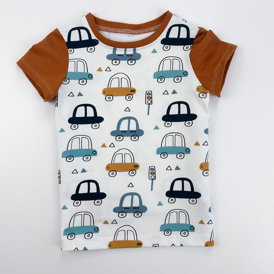 Fahrspaß – Kinder-Shirt mit Auto-Print & Kontrastärmeln