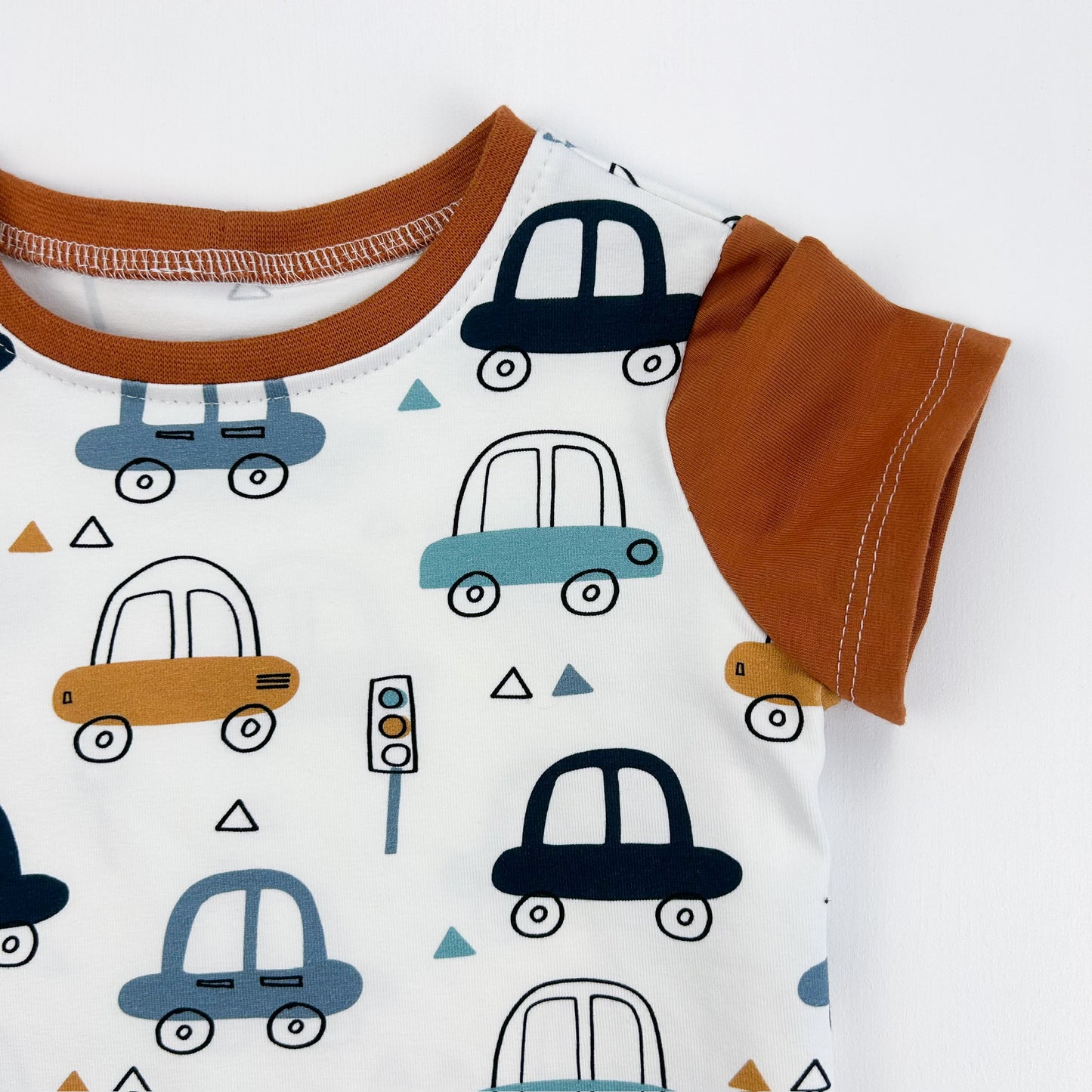Fahrspaß – Kinder-Shirt mit Auto-Print & Kontrastärmeln