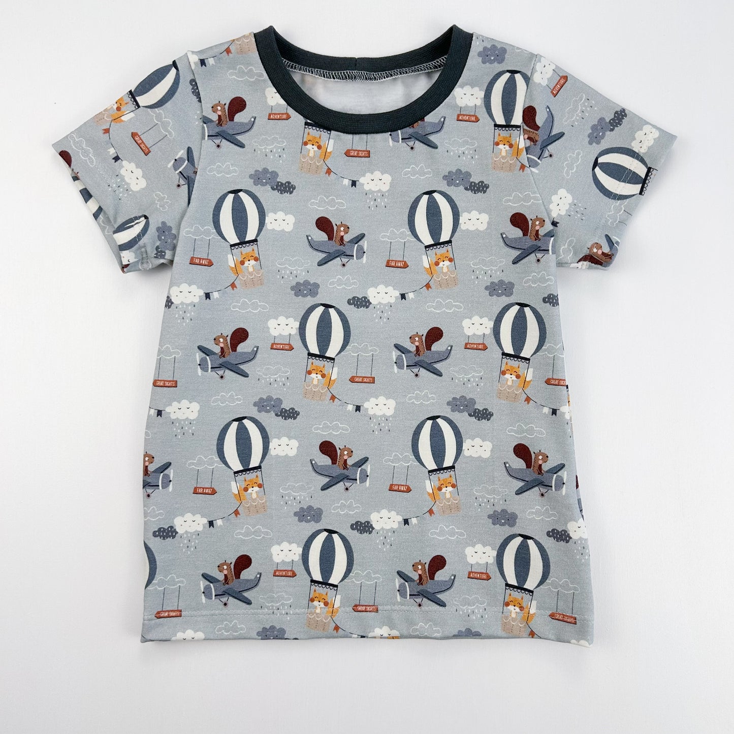Wolkenreise – Kinder-Shirt mit Abenteuerprint & Ballonmotiven