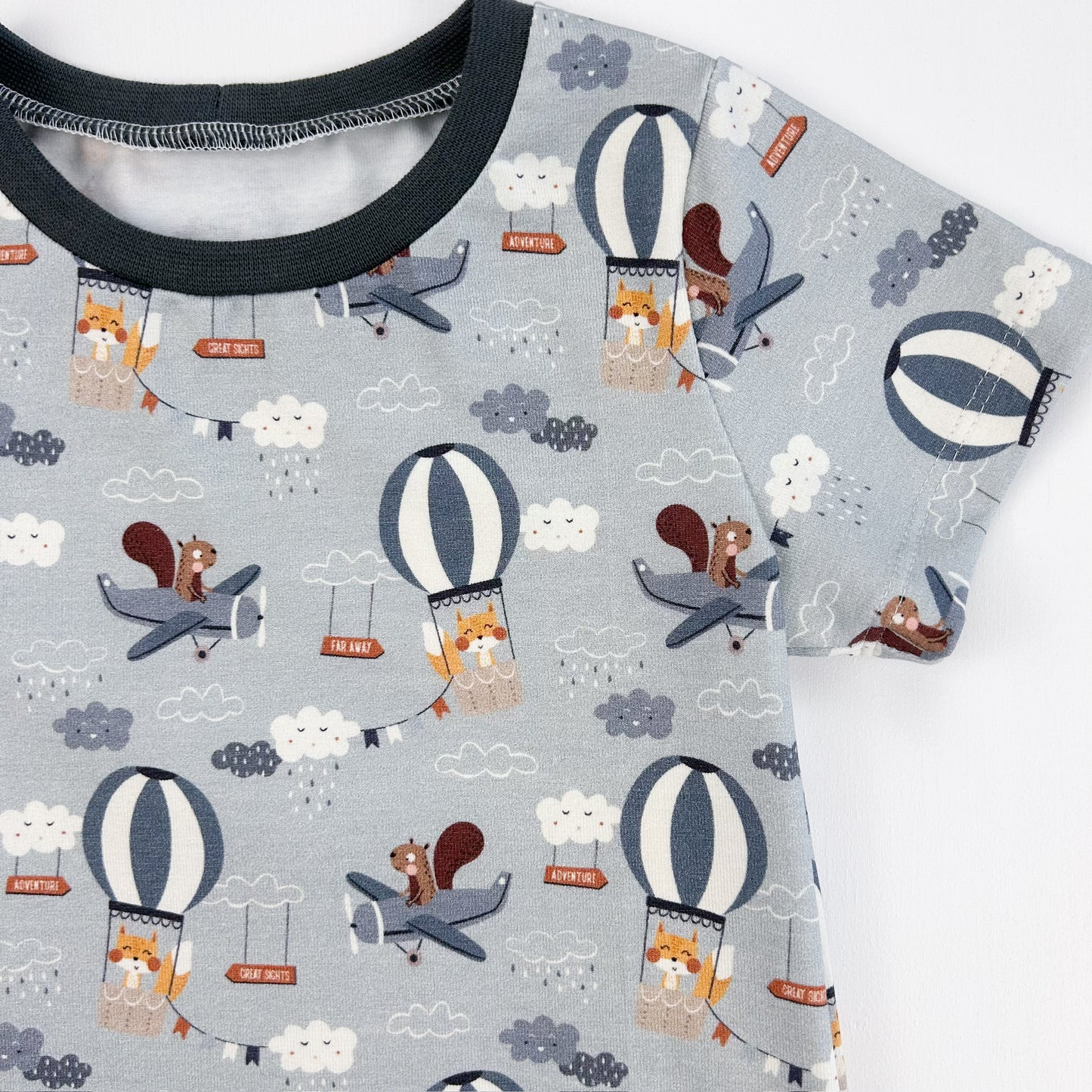 Wolkenreise – Kinder-Shirt mit Abenteuerprint & Ballonmotiven