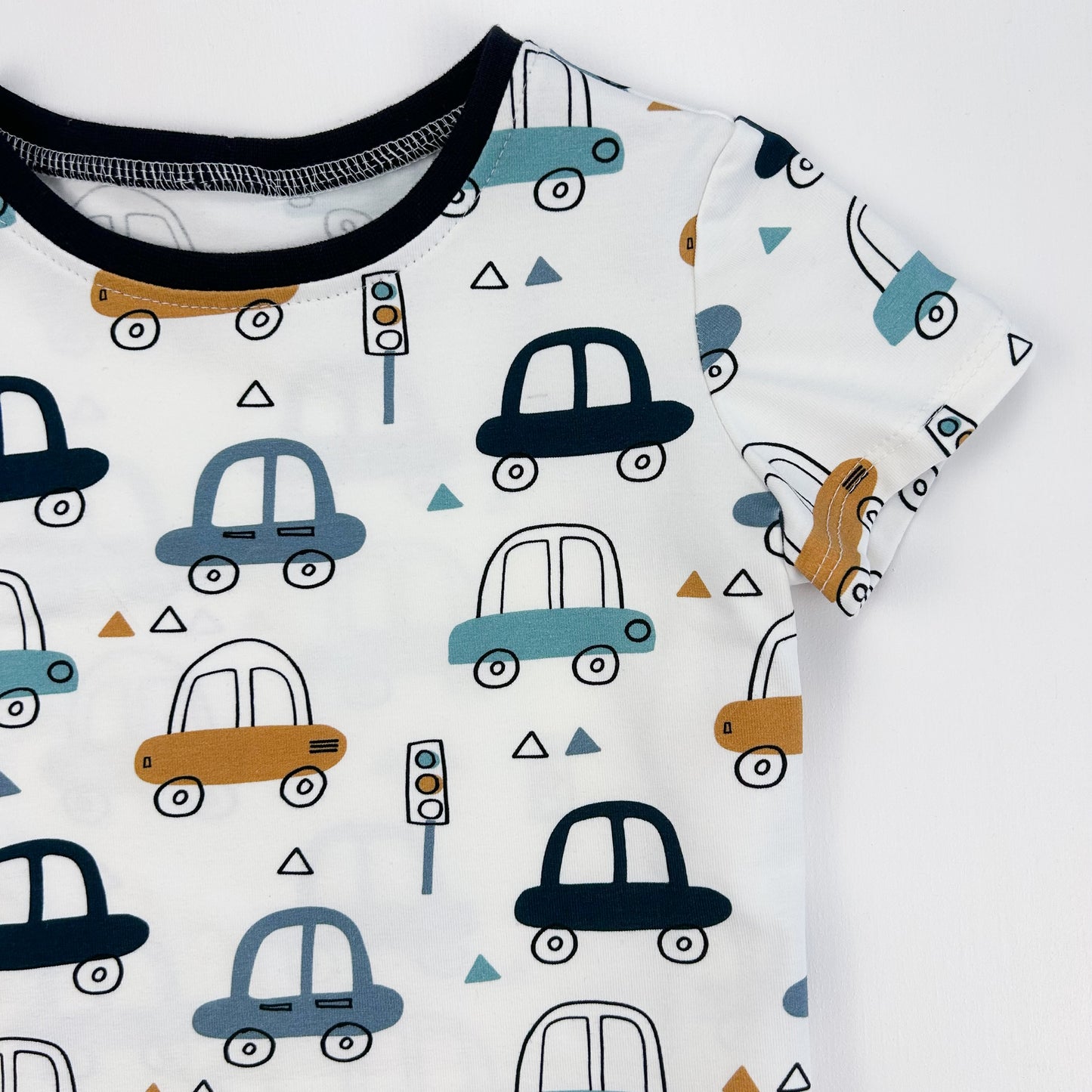 Fahrspass – Kinder-Shirt mit coolem Auto-Print